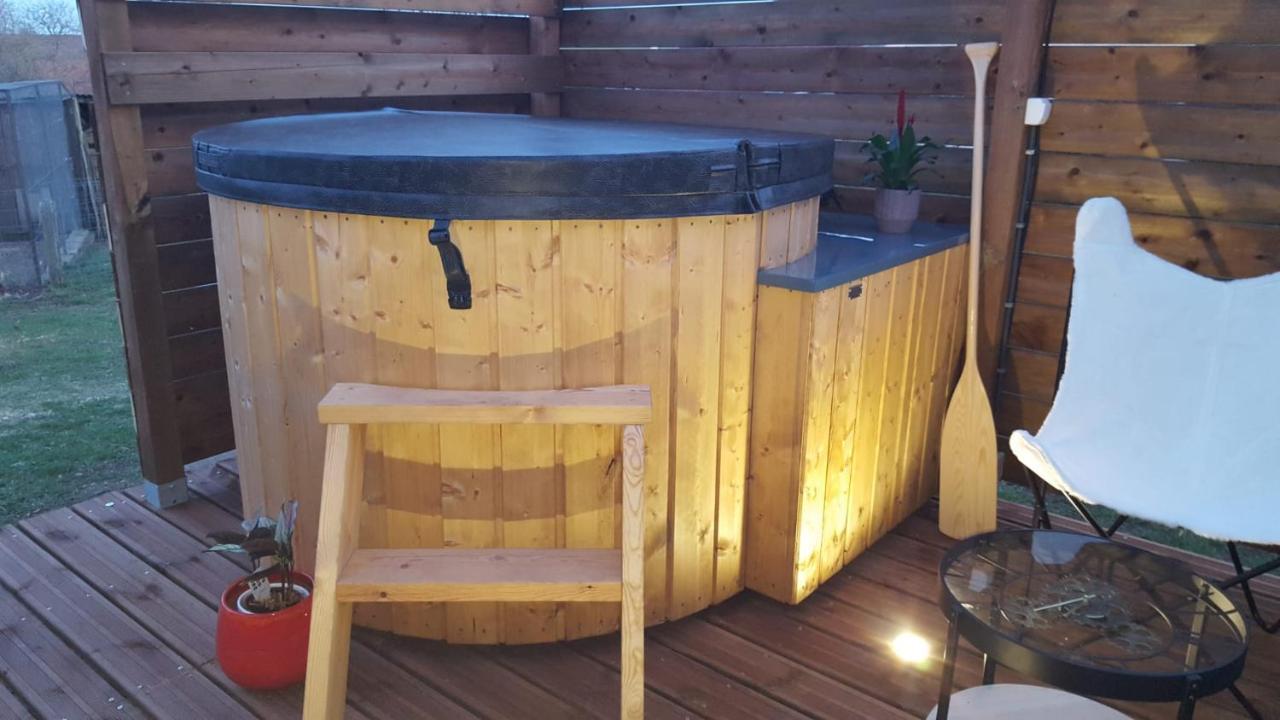 La Roulotte Des Amish & Bain Nordique A Remous Jacuzzi ξενώνας Mattexey Εξωτερικό φωτογραφία