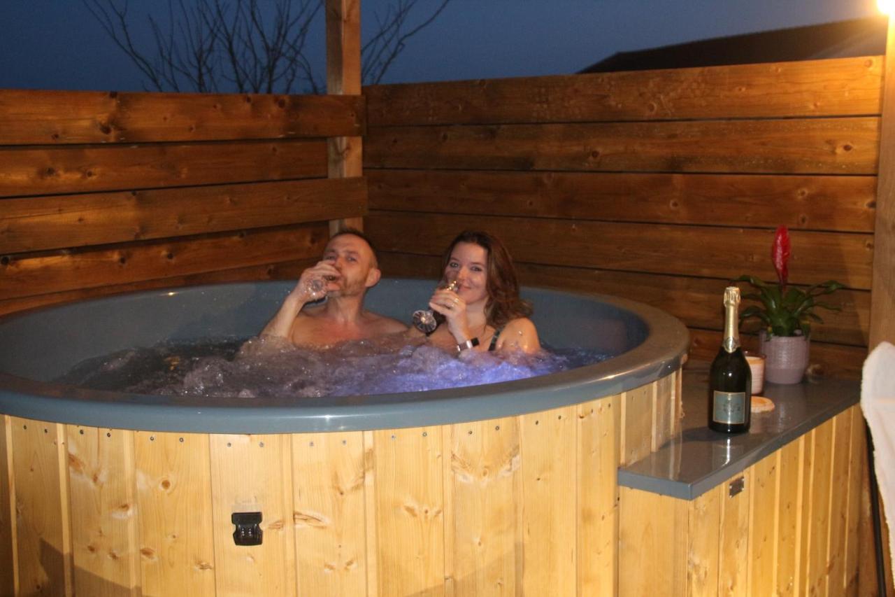 La Roulotte Des Amish & Bain Nordique A Remous Jacuzzi ξενώνας Mattexey Εξωτερικό φωτογραφία